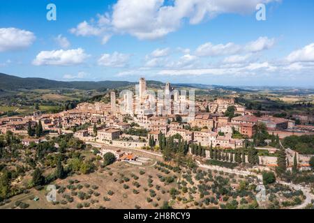 Luftaufnahme von San Gimignano, der historischen Stadt auf einem Hügel in der Toskana, Italien Stockfoto