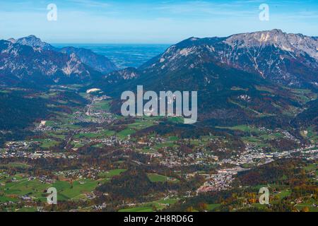 Blick auf Berchtesgaden und Täler von der Jenner Alm auf dem Jenner Berg auf ca. 1800m m ü.d.M. in den bayerischen Alpen, Oberbayern, Süddeutschland Stockfoto