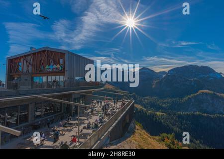 Blick auf das Jenner Hochplateau ca. 1800m m ü.d.M. mit der Terrasse der Jenneralm oder Jenner Alm, Bayerische Alpen, Oberbayern, Süddeutschland Stockfoto