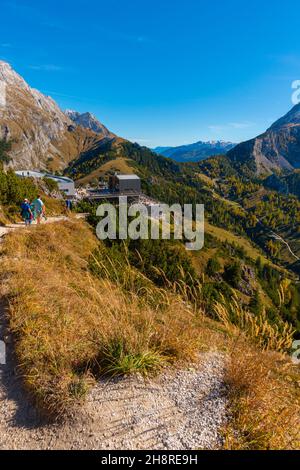 Weg vom Jenner Gipfel zum Jenner Hochplateau ca. 1800m m ü.d.M. mit der Jenneralm oder Jenner Alm, Oberbayern, Süddeutschland Stockfoto