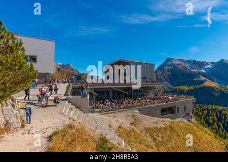 Blick auf das Jenner Hochplateau ca. 1800m m ü.d.M. mit der Terrasse der Jenneralm oder Jenner Alm, Bayerische Alpen, Oberbayern, Süddeutschland Stockfoto