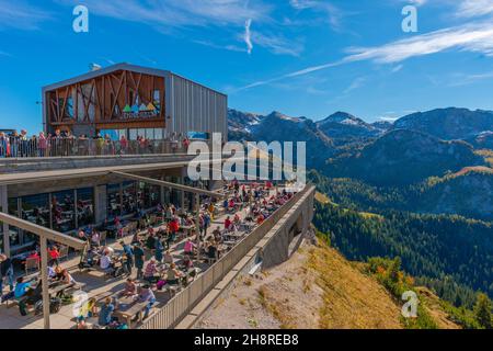 Blick auf das Jenner Hochplateau ca. 1800m m ü.d.M. mit der Terrasse der Jenneralm oder Jenner Alm, Bayerische Alpen, Oberbayern, Süddeutschland Stockfoto