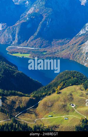 Blick vom Jenner Hochplateau ca. 1800m m zum Königsee umgeben von hohen Gipfeln, bayerischen Alpen, Oberbayern, Süddeutschland Stockfoto