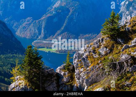 Blick vom Jenner Hochplateau ca. 1800m m zum Königsee umgeben von hohen Gipfeln, bayerischen Alpen, Oberbayern, Süddeutschland Stockfoto