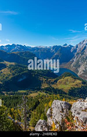 Blick vom Jenner Hochplateau ca. 1800m m zum Königsee umgeben von hohen Gipfeln, bayerischen Alpen, Oberbayern, Süddeutschland Stockfoto