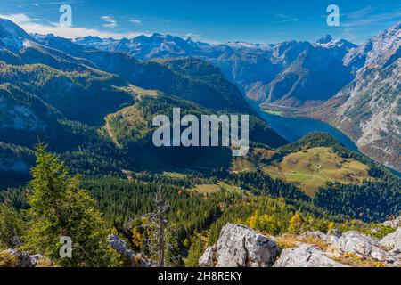 Blick vom Jenner Hochplateau ca. 1800m m zum Königsee umgeben von hohen Gipfeln, bayerischen Alpen, Oberbayern, Süddeutschland Stockfoto