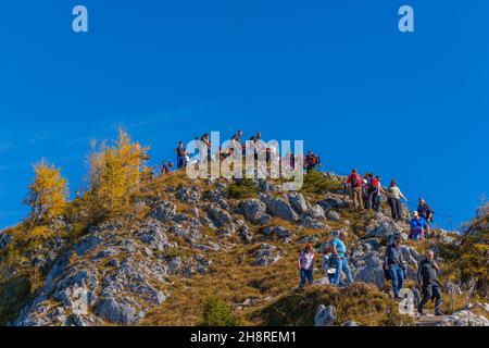 Blick von der Aussichtsplattform auf den Jenner Gipfel über 1800m m ü.d.M., Touristen auf dem schmalen Weg, Bayerische Alpen, Oberbayern, Süddeutschland Stockfoto