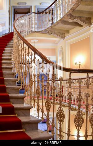 Blick auf die elliptische Treppe im historischen Hotel Bristol Palace, das berühmt ist für seine Gastgeberin Alfred Hitchcock, Genua, Ligurien, Italien Stockfoto