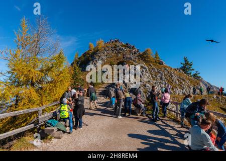 Blick von der Aussichtsplattform auf den Jenner Gipfel über 1800m m ü.d.M., Touristen auf dem schmalen Weg, Bayerische Alpen, Oberbayern, Süddeutschland Stockfoto