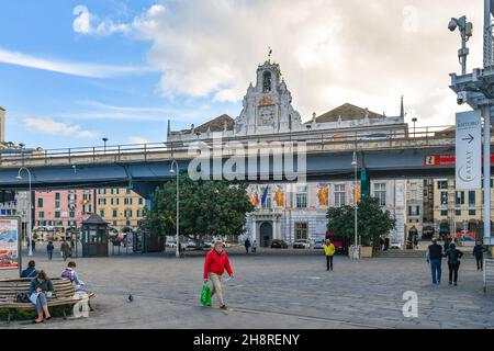 Blick auf den Alten Hafen mit der erhöhten Autobahn Aldo Moro und Palazzo San Giorgio, ein prächtiger Palast mit Fresken aus dem Jahr 1260, Genua, Ligurien, Italien Stockfoto