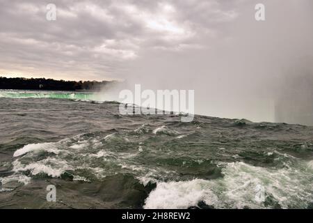 Niagra Falls, New York, USA. Spray und Schaum von den Horseshoe Falls, auch bekannt als Canadian Falls, vom Terrapin Point über dem Niagra River aus gesehen. Stockfoto