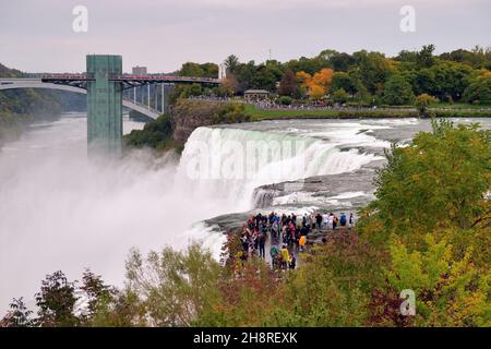 Niagra Falls, New York, USA. Menschenmassen, die den Blick auf die American Falls und Bridal Veil Falls von beiden Seiten der Kaskaden genießen Stockfoto