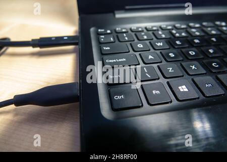 Letzte Hand Seite eines weißen Buchstaben auf schwarzen Schlüssel Laptop Windows-Tastatur mit einer getragenen Shift-Taste Stockfoto