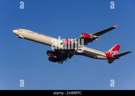 Virgin Atlantic Airways Airbus A340 Jet-Linienflugzeug G-VWEB, das vom Flughafen London Heathrow, Großbritannien, abfliegt. Genannt Surfer Girl. Abfahrt am blauen Himmel Stockfoto