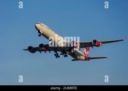 Virgin Atlantic Airways Airbus A340 Jet-Linienflugzeug G-VWEB, das vom Flughafen London Heathrow, Großbritannien, abfliegt. Genannt Surfer Girl. Abfahrt am blauen Himmel Stockfoto