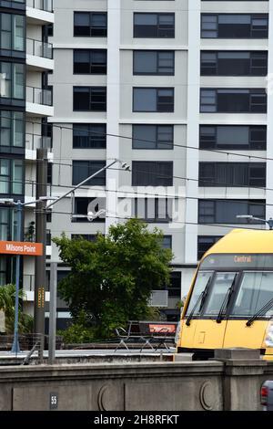 Der Zug fährt zum Bahnhof Milsons Point in der Nähe der Sydney Harbour Bridge Stockfoto