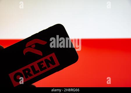 Rheinbach, Deutschland 2. Dezember 2021, das Markenlogo des Tankstellenbetreibers 'Orlen' auf dem Display eines Smartphones (Fokus auf das Markenlogo) Stockfoto