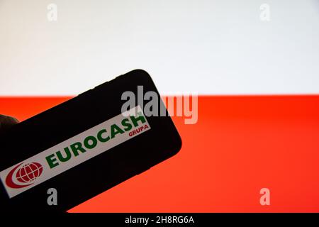 Rheinbach, Deutschland 2. Dezember 2021, das Markenlogo der polnischen Firma 'Eurocash' auf dem Display eines Smartphones (Fokus auf das Markenlogo) Stockfoto