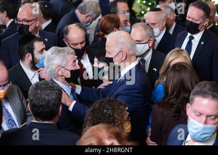 Washington, USA. 01st Dez 2021. Präsident Joe Biden begrüßt die Gäste während einer Feier der Hanukkah, die am 01. Dezember 2021 im East Room in Washington, DC, stattfand. (Foto von Oliver Contreras/Sipa USA) Quelle: SIPA USA/Alamy Live News Stockfoto