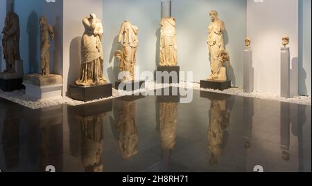 Alte Skulpturen, Reliefs und Statuen im Aphrodisias Museum, Türkei Stockfoto