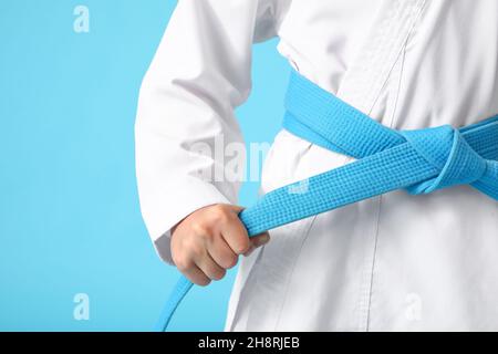 Kleiner Junge in Karategi auf farbigem Hintergrund, Nahaufnahme Stockfoto