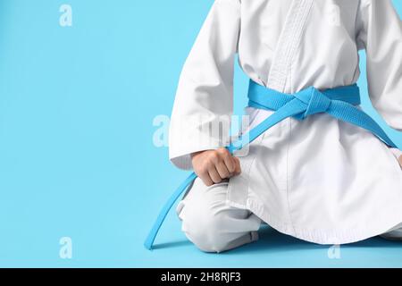 Kleiner Junge in Karategi auf farbigem Hintergrund Stockfoto