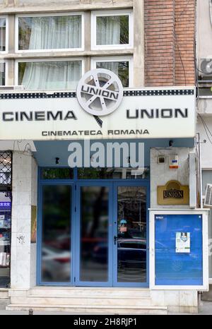 BUKAREST. RUMÄNIEN - 24. APRIL 2021: Das Uniob Cimema. Eines der letzten Kunstkinos in der rumänischen Hauptstadt an der strada Ion Campineanu. Stockfoto