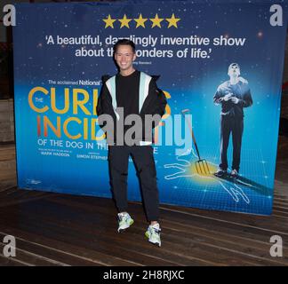 LONDON, ENGLAND - 1. DEZEMBER: Lorcan nimmt am 1. Dezember 2021 in London, England, an der Eröffnungsvorstellung des neugierigen Vorfalls des Hundes in der Nacht Teil. Foto von Gary Mitchell Kredit: Gary Mitchell, GMP Media/Alamy Live News Stockfoto