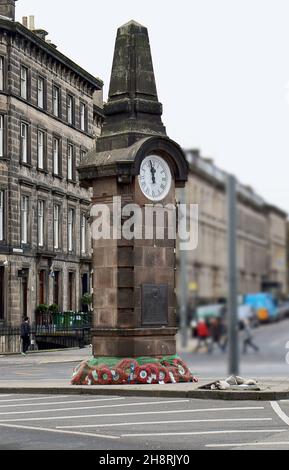 EDINBURGH, SCHOTTLAND - 29. NOVEMBER 2021: Mohnkränze von Unterstützerklubs umgeben die Basis des Kriegsdenkmals des Midlothian FC (Hearts). Stockfoto