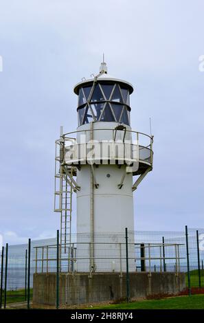 FRASERBURGH, SCOTALND - 3. SEPTEMBER 2021: Der moderne Leuchtturm Kinnaird Head wurde 1991 erbaut und ersetzt das Original, das heute ein Museum ist, das 1787 erbaut wurde. Stockfoto