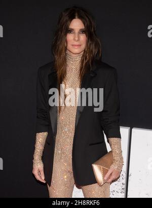 30. November 2021, Hollywood, Kalifornien, USA: SANDRA BULLOCK kommt auf den Roten Teppich zur Los Angeles-Premiere von Netflix's 'The Unforgivable'. (Bild: © Billy Bennight/ZUMA Press Wire) Stockfoto