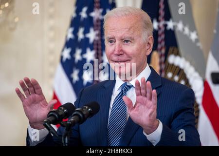 Washington, USA. 01st Dez 2021. US-Präsident Joe Biden spricht bei einer Menorah-Beleuchtung zur Feier der Chanukka im Ostsaal des Weißen Hauses in Washington, DC, USA, am 01. Dezember 2021. Quelle: SIPA USA/Alamy Live News Stockfoto