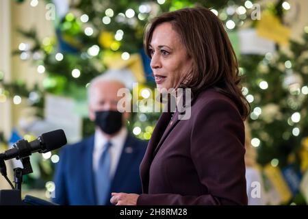 Washington, USA. 01st Dez 2021. Vizepräsidentin Kamala Harris spricht bei einer Menorah-Beleuchtung anlässlich der Chanukka-Feier im East Room des Weißen Hauses in Washington, DC, USA, am 01. Dezember 2021. Quelle: SIPA USA/Alamy Live News Stockfoto