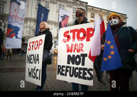 Demonstranten halten Plakate mit der Aufschlagserklärung „Krieg beenden“ statt „Flüchtlinge“ während der Demonstration. Anfang des Jahres verhängte Polen den Ausnahmezustand an der Grenze zu Belarus, da seit einiger Zeit Ausländer, darunter Bürger des Irak, Afghanistans, Syriens und Jemens sowie afrikanischer Länder, Polen an verschiedenen Stellen an der Grenze zu Belarus erreichen. Es wird den Menschen verweigert, Zuflucht zu suchen und die Grenze zu überqueren, was zu Todesfällen führte, einschließlich der Kinder. Die Situation an der polnisch-weißrussischen Grenze hat die Polen polarisiert, da einige Menschen sich gegen die Behandlung der Flüchtlinge aus den Gründen zwischen den beiden versammelten Stockfoto