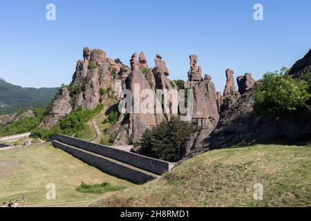 BELOGRADCHIK, BULGARIEN - 22. MAI 2021: Ruinen der mittelalterlichen Festung Belogradchik bekannt als Kaleto, Vidin Region, Bulgarien Stockfoto