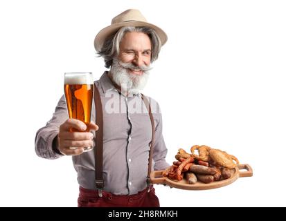 Älterer Mann in traditioneller deutscher Kleidung, mit Bier und Snacks auf weißem Hintergrund Stockfoto