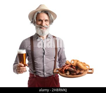 Älterer Mann in traditioneller deutscher Kleidung, mit Bier und Snacks auf weißem Hintergrund Stockfoto