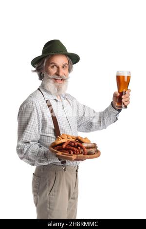Schöner älterer Mann in traditioneller deutscher Kleidung, mit Bier und Snacks auf weißem Hintergrund Stockfoto