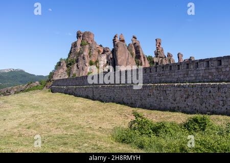 BELOGRADCHIK, BULGARIEN - 22. MAI 2021: Ruinen der mittelalterlichen Festung Belogradchik bekannt als Kaleto, Vidin Region, Bulgarien Stockfoto