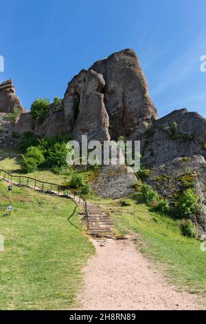 BELOGRADCHIK, BULGARIEN - 22. MAI 2021: Ruinen der mittelalterlichen Festung Belogradchik bekannt als Kaleto, Vidin Region, Bulgarien Stockfoto