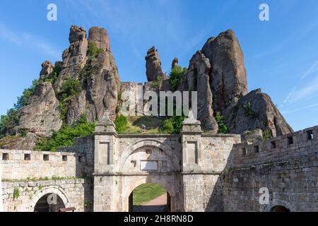 BELOGRADCHIK, BULGARIEN - 22. MAI 2021: Ruinen der mittelalterlichen Festung Belogradchik bekannt als Kaleto, Vidin Region, Bulgarien Stockfoto