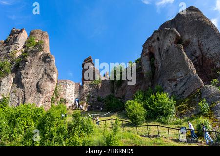 BELOGRADCHIK, BULGARIEN - 22. MAI 2021: Ruinen der mittelalterlichen Festung Belogradchik bekannt als Kaleto, Vidin Region, Bulgarien Stockfoto