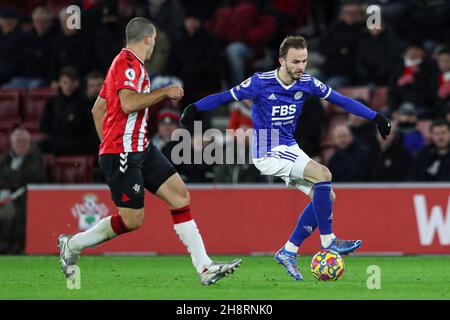 Southampton, England, 1st. Dezember 2021. James Maddison von Leicester City (rechts) nimmt gegen Oriol Romeu von Southampton (links) während des Premier League-Spiels im St. Mary's Stadium, Southampton, an. Bildnachweis sollte lauten: Kieran Cleeves / Sportimage Kredit: Sportimage/Alamy Live News Stockfoto