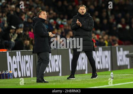 Southampton, England, 1st. Dezember 2021. Ralph Hasenhuttl, Manager von Southampton (rechts) auf der Touchline mit Brendan Rodgers, Manager von Leicester City während des Premier League-Spiels im St Mary's Stadium, Southampton. Bildnachweis sollte lauten: Kieran Cleeves / Sportimage Kredit: Sportimage/Alamy Live News Stockfoto