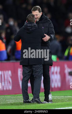 Southampton, England, 1st. Dezember 2021. Brendan Rodgers, Manager von Leicester City (links) und Ralph Hasenhuttl, Manager von Southampton (rechts), geben sich nach dem Premier League-Spiel im St. Mary's Stadium, Southampton, die Hände. Bildnachweis sollte lauten: Kieran Cleeves / Sportimage Kredit: Sportimage/Alamy Live News Stockfoto