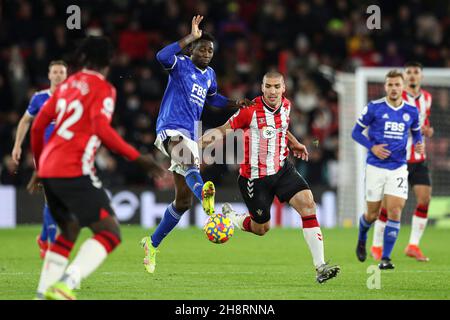 Southampton, England, 1st. Dezember 2021. Wilfred Ndidi aus Leicester City (Mitte links) und Oriol Romeu aus Southampton (Mitte rechts) kämpfen während des Premier League-Spiels im St. Mary's Stadium, Southampton, um den Ball. Bildnachweis sollte lauten: Kieran Cleeves / Sportimage Kredit: Sportimage/Alamy Live News Stockfoto