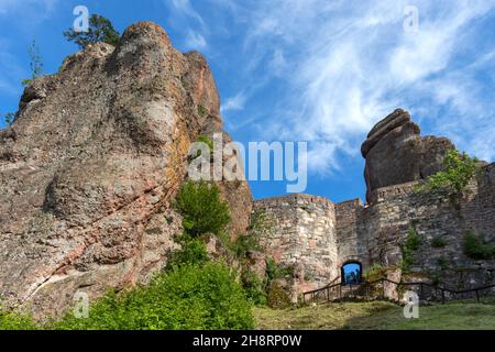 BELOGRADCHIK, BULGARIEN - 22. MAI 2021: Ruinen der mittelalterlichen Festung Belogradchik bekannt als Kaleto, Vidin Region, Bulgarien Stockfoto