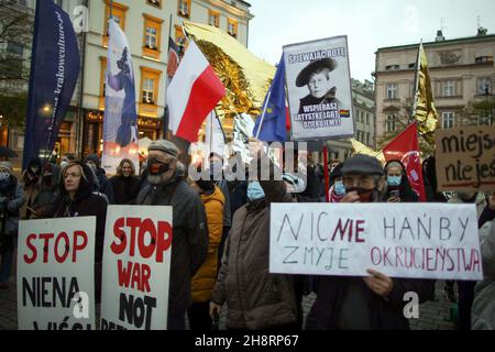 Krakau, Polen. 20th. November 2021. Anfang des Jahres verhängte Polen den Ausnahmezustand an der Grenze zu Belarus, da seit einiger Zeit Ausländer, darunter Bürger des Irak, Afghanistans, Syriens und Jemens sowie afrikanische Länder, Polen an verschiedenen Stellen an der Grenze zu Belarus erreichen. Es wird den Menschen verweigert, Zuflucht zu suchen und die Grenze zu überqueren, was zu Todesfällen führte, einschließlich der Kinder. Die Lage an der polnisch-weißrussischen Grenze hat die Polen polarisiert, da einige Menschen die Behandlung der Flüchtlinge ablehnen, die sich auf der Grundlage der Gründe b versammelt haben Stockfoto