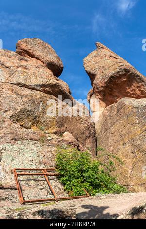 BELOGRADCHIK, BULGARIEN - 22. MAI 2021: Ruinen der mittelalterlichen Festung Belogradchik bekannt als Kaleto, Vidin Region, Bulgarien Stockfoto