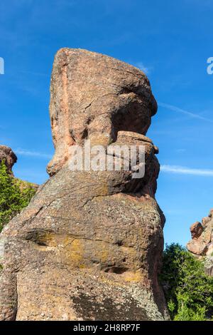 BELOGRADCHIK, BULGARIEN - 22. MAI 2021: Ruinen der mittelalterlichen Festung Belogradchik bekannt als Kaleto, Vidin Region, Bulgarien Stockfoto